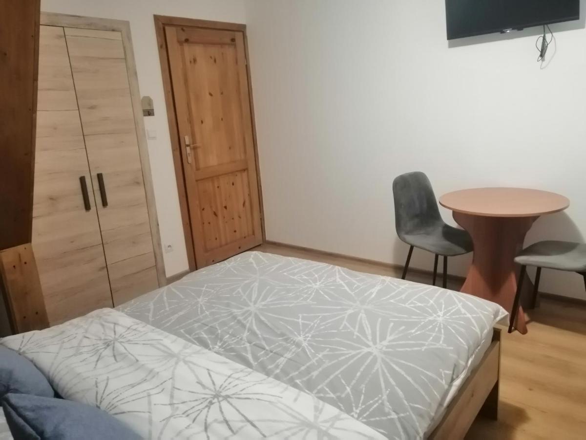 Pokoje Goscinne Przy Lesie Pobiedna Buitenkant foto