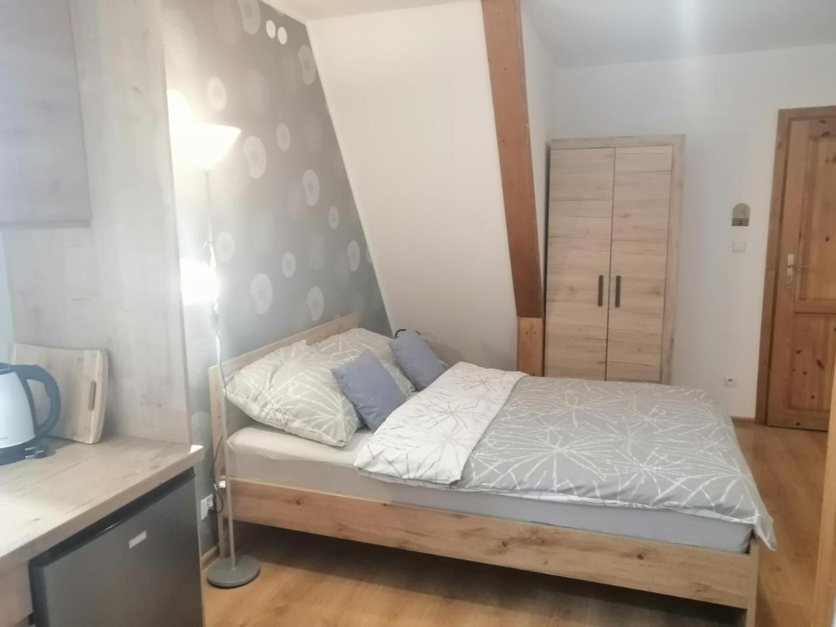Pokoje Goscinne Przy Lesie Pobiedna Buitenkant foto